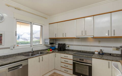 Balada Playa: Cucina, Elettrodomestico Da Cucina, Controsoffitto, Cabinetry, Apparecchio Major, Pavimentazione, Legna, Interior Design, Mobilia, Elettrodomestico