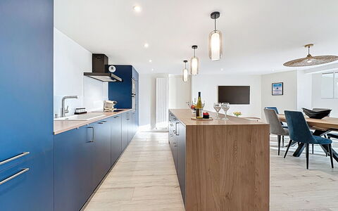 Le Vent D'Avril: Pavimentazione, Interior Design, Mobilia, Pavimento, Legna, Controsoffitto, Soffitto, Cabinetry, Lampada, Cucina