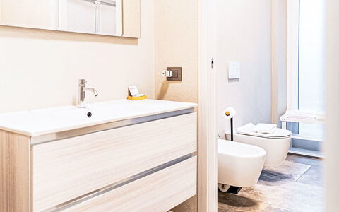 Balena: Pavimentazione, Idraulico Fixture, Interior Design, Pavimento, Bagno, Idraulico, Mobiletto Del Bagno, Specchio, Gabinetto, Lavello