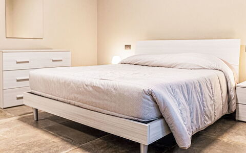 Balena: Mobilia, Letto, Camera Da Letto, Legna, Lenzuolo, Interior Design, Bedding, Pavimentazione, Pavimento, Telaio Del Letto