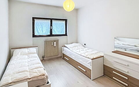 Gaggia: Camera Da Letto, Legna, Letto, Pavimento, Interior Design, Pavimentazione, Camera, Mobilia, Bedding, Telaio Del Letto