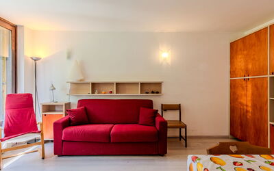 Pinzolo 205: Mobilia, Interior Design, Pavimentazione, Pavimento, Parete, Camera, Divano, Legna, Soffitto, Soggiorno