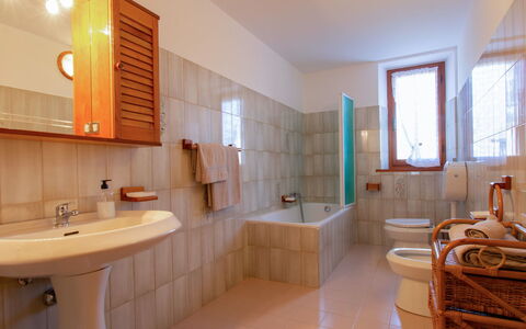 Pianaccio: Pavimentazione, Interior Design, Pavimento, Idraulico Fixture, Lavandino Del Bagno, Bagno, Lavello, Soffitto, Camera, Rubinetto