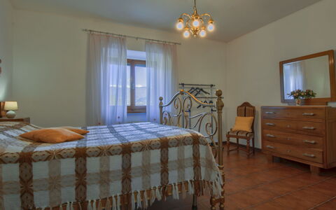 Pianaccio: Mobilia, Interior Design, Letto, Camera Da Letto, Legna, Lenzuolo, Bedding, Pavimentazione, Soffitto, Pavimento