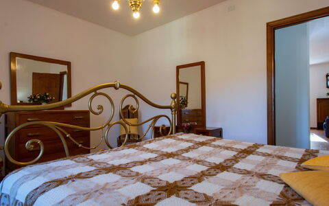 Pianaccio: Letto, Camera Da Letto, Interior Design, Mobilia, Bedding, Lenzuolo, Legna, Pavimentazione, Camera, Soffitto