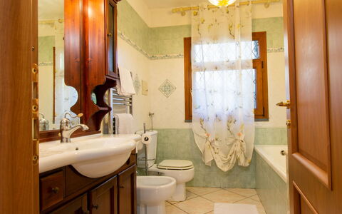 Tre Fontane: Interior Design, Lavandino Del Bagno, Idraulico Fixture, Pavimentazione, Pavimento, Bagno, Mobiletto Del Bagno, Illuminazione, Lampada, Lavello