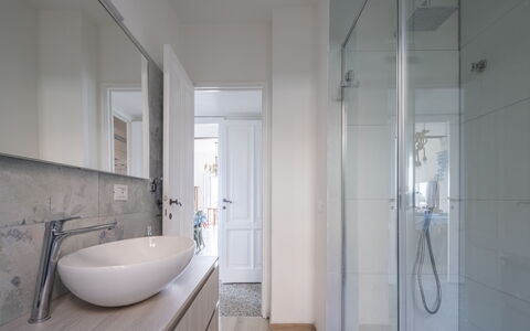 Focaincontromano Seaview, Genova: Bagno, Pavimentazione, Interior Design, Pavimento, Idraulico Fixture, Lavandino Del Bagno, Soffitto, Rubinetto, Lavello, Idraulico