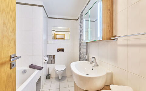 Harrachov Resident a: Bagno, Interior Design, Idraulico Fixture, Pavimentazione, Pavimento, Lavello, Lavandino Del Bagno, Rubinetto, Idraulico, Gabinetto