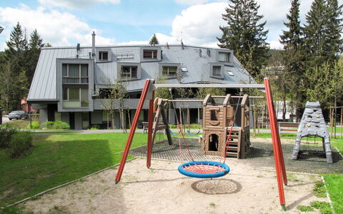 Harrachov Resident a: Casa, Estate, Cortile, Landscaping, Design, Raccordo, Driveway, Backyard
