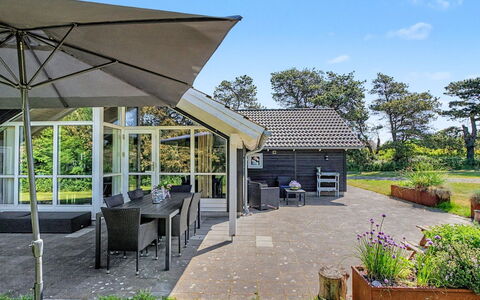 Gudrid - 550M from the Sea: Tetto, Shade, Giardino, Villetta, Estate, Landscaping, Struttura Esterna, Cortile, Sedia, Design