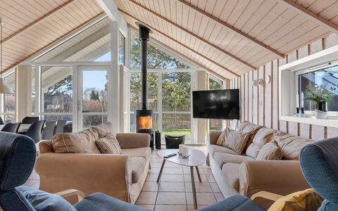 Gudrid - 550M from the Sea: Legna, Interior Design, Soffitto, Divano, Mobilia, Soggiorno, Casa, Pavimentazione, Pavimento