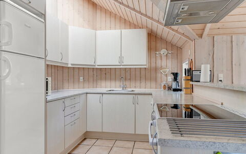 Gudrid - 550M from the Sea: Cucina, Elettrodomestico Da Cucina, Legna, Controsoffitto, Apparecchio Major, Interior Design, Pavimentazione, Soffitto, Cabinetry, Pavimento