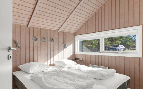 Gudrid - 550M from the Sea: Legna, Camera Da Letto, Letto, Soffitto, Interior Design, Casa, Bedding, Pavimento, Lenzuolo, Latifoglie