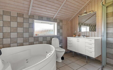 Gudrid - 550M from the Sea: Idraulico Fixture, Pavimentazione, Legna, Interior Design, Pavimento, Soffitto, Bagno, Idraulico, Rubinetto, Lavello