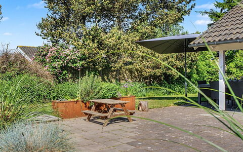 Gudrid - 550M from the Sea: Arbusto, Giardino, Lotto, Shade, Groundcover, Mobili Da Esterno, Villetta, Landscaping, Backyard