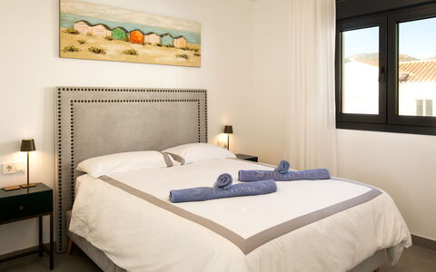 Skyhill Nerja: Mobilia, Letto, Camera Da Letto, Interior Design, Bedding, Casa, Telaio Del Letto, Camera, Lenzuolo, Pavimento