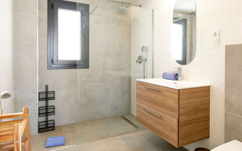 Skyhill Nerja: Pavimentazione, Pavimento, Bagno, Interior Design, Idraulico Fixture, Mobiletto Del Bagno, Lavandino Del Bagno, Piastrella, Rubinetto, Lavello