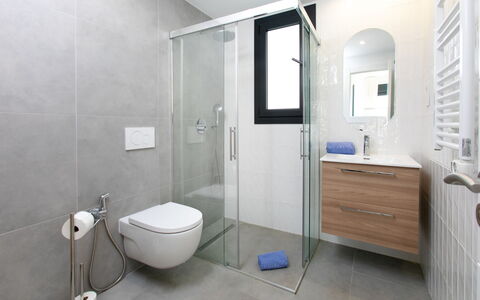 Skyhill Ii Nerja: Idraulico Fixture, Pavimentazione, Bagno, Interior Design, Pavimento, Gabinetto, Rubinetto, Lavello, Specchio, Idraulico