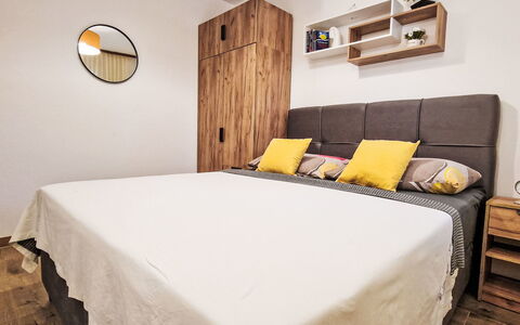 Vesna: Letto, Mobilia, Bedding, Interior Design, Camera Da Letto, Lenzuolo, Pavimentazione, Pavimento, Legna, Camera