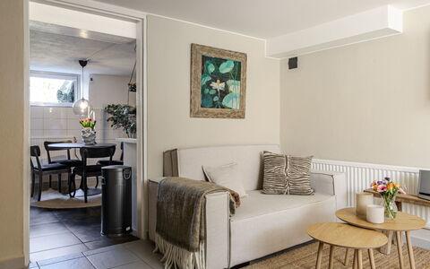 Vårhemsplatsen: Mobilia, Interior Design, Parete, Divano, Pavimentazione, Pavimento, Camera, Legna, Soggiorno, Soffitto