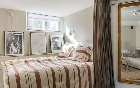 Vårhemsplatsen: Mobilia, Letto, Interior Design, Camera Da Letto, Parete, Bedding, Lenzuolo, Biancheria, Soffitto, Camera