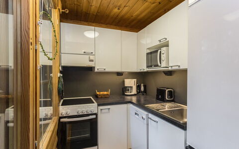Levin Ainola: Elettrodomestico Da Cucina, Cucina, Controsoffitto, Interior Design, Mobilia, Pavimentazione, Apparecchio Major, Parete, Cabinetry, Pavimento