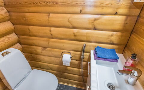 Levin Ainola: Pavimentazione, Toilet Seat, Pavimento, Gabinetto, Bagno, Idraulico Fixture, Idraulico, Latifoglie, Color Legno, Log Cabin