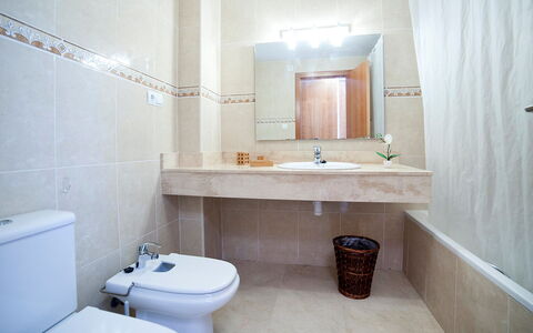 Altea 649: Bagno, Proprietà, Camera, Pavimento, Interior Design, Piastrella, Parete, Idraulico Fixture, Gabinetto, Immobiliare