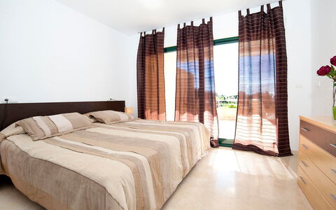 Altea 649: Camera Da Letto, Camera, Mobilia, Letto, Interior Design, Proprietà, Lenzuolo, Pavimento, Bedding, Tenda