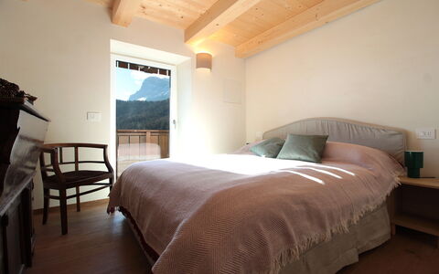 Casa Tomà Mountain View Cortina: Mobilia, Legna, Interior Design, Pavimento, Pavimentazione, Camera Da Letto, Letto, Lenzuolo, Soffitto, Bedding