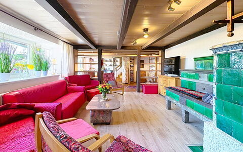 Schwarzwaldhof mit Pool & Sauna: Soffitto, Interior Design, Mobilia, Pavimentazione, Pavimento, Camera, Divano, Soggiorno, Sala, Sedia