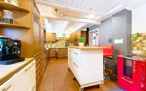 Schwarzwaldhof mit Pool & Sauna: Pavimentazione, Interior Design, Mobilia, Cucina, Legna, Soffitto, Pavimento, Controsoffitto, Apparecchio Major, Cabinetry