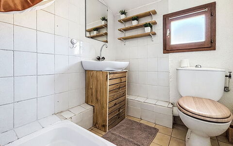 Le Millmer: Toilet Seat, Gabinetto, Bagno, Idraulico Fixture, Pavimentazione, Pavimento, Idraulico, Lavello, Lavandino Del Bagno, Piastrella