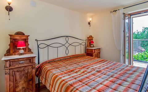 Podgori: Mobilia, Interior Design, Legna, Camera Da Letto, Letto, Pavimentazione, Lenzuolo, Bedding, Camera, Pavimento