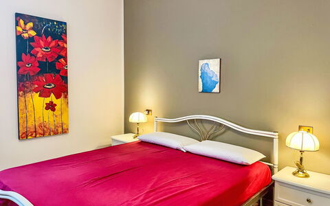 Carlui: Letto, Camera Da Letto, Interior Design, Mobilia, Lenzuolo, Bedding, Pavimento, Pavimentazione, Camera, Soffitto