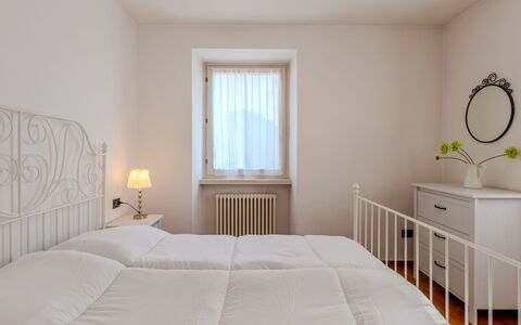 La Coccinella: Letto, Mobilia, Interior Design, Camera Da Letto, Bedding, Parete, Lenzuolo, Pavimento, Legna, Soffitto