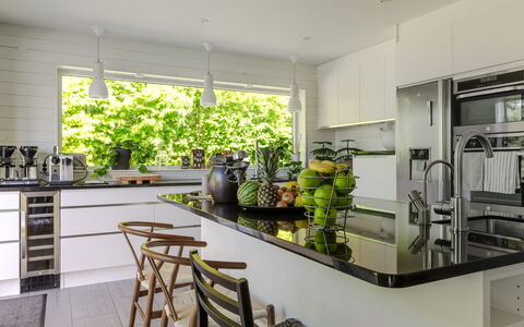 Villa Anja: Mobilia, Cucina, Controsoffitto, Interior Design, Elettrodomestico Da Cucina, Pavimentazione, Lampada, Casa, Soffitto, Cabinetry