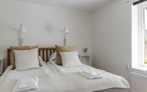 Villa Anja: Letto, Camera Da Letto, Bedding, Interior Design, Lenzuolo, Mobilia, Legna, Pavimento, Biancheria, Pavimentazione