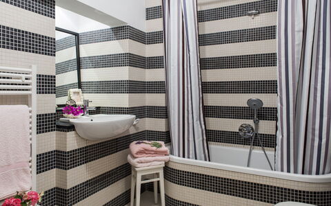 Portofino: Interior Design, Bagno, Idraulico Fixture, Tessile, Pavimentazione, Pavimento, Idraulico, Gabinetto, Camera, Piastrella