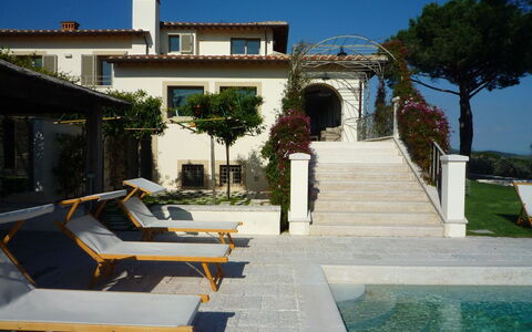 Castelprile: Piscina, Zona Residenziale, Casa, Ricorrere, Casa, Estate, Shade, Mobili Da Esterno, Balcone, Vaso Di Fiori