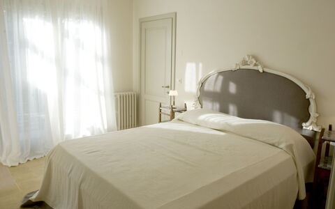 Castelprile: Letto, Camera Da Letto, Bedding, Lenzuolo, Mobilia, Interior Design, Biancheria, Pavimento, Tessile, Pavimentazione