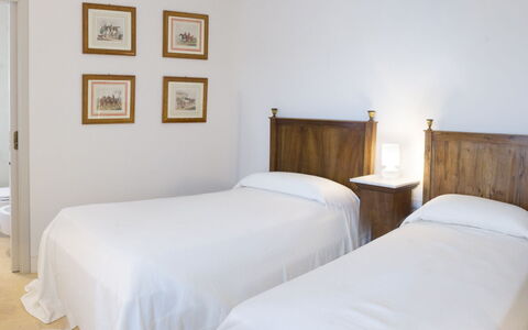 Castelprile: Letto, Mobilia, Camera Da Letto, Interior Design, Bedding, Pavimentazione, Lenzuolo, Legna, Pavimento, Camera