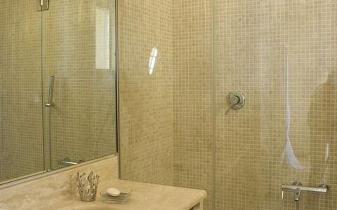Castelprile: Bagno, Idraulico Fixture, Parete, Interior Design, Pavimentazione, Lavandino Del Bagno, Pavimento, Rubinetto, Specchio, Soffione Doccia