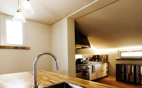 Villa Dedalo: Cucina, Controsoffitto, Interior Design, Legna, Soffitto, Lampada, Pavimentazione, Elettrodomestico Da Cucina, Illuminazione, Lavandino Della Cucina