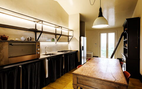 Villa Dedalo: Interior Design, Mobilia, Pavimentazione, Soffitto, Legna, Lampada, Pavimento, Illuminazione, Cucina, Camera