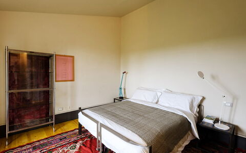 Villa Dedalo: Mobilia, Pavimentazione, Interior Design, Pavimento, Parete, Legna, Camera Da Letto, Letto, Lenzuolo, Illuminazione