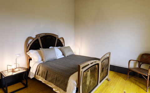 Villa Dedalo: Letto, Camera Da Letto, Mobilia, Bedding, Lenzuolo, Legna, Interior Design, Pavimento, Pavimentazione, Telaio Del Letto