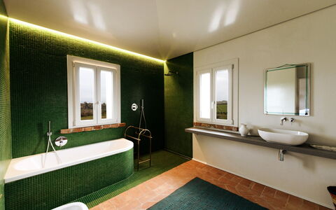 Villa Dedalo: Parete, Idraulico Fixture, Rubinetto, Interior Design, Pavimentazione, Illuminazione, Idraulico, Casa, Soffitto, Bagno