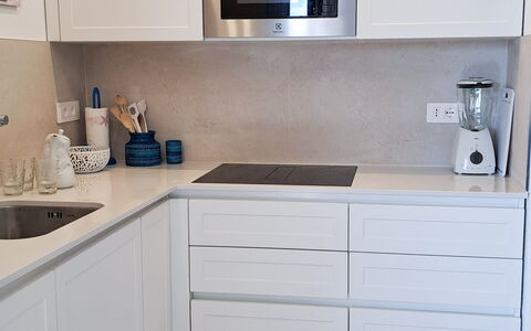 Smeralda Apartment: Cabinetry, Cucina, Pavimentazione, Elettrodomestico Da Cucina, Legna, Controsoffitto, Mobilia, Interior Design, Pavimento, Apparecchio Major