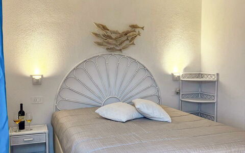 Smeralda Apartment: Letto, Camera Da Letto, Bedding, Lenzuolo, Mobilia, Interior Design, Legna, Biancheria, Pavimento, Pavimentazione